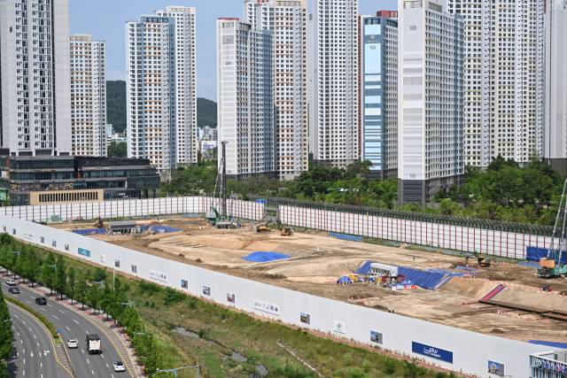 17일 오후 신세계 스타필드 창원의 본공사가 한창이다. 신세계 건설이 시공하는 스타필드 창원의 시공 기간은 2028년 8월 14일까지로 변경됐다./전강용 기자/