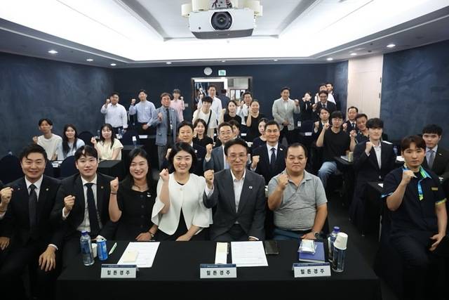 APEC 정상회의 준비위원장인 김민석 국무총리가 1박2일 일정으로 경주현장을 찾아 APEC 준비 전반을 살펴보았다. 이날 APEC 준비지원단이 APEC 공식 숙소 종사자를 대상으로 '글로벌 VIP 맞춤형 서비스 교육'(한국컨시어지협회 주관)을 실시하는 현장에 김민석 총리가 함께 했다 경북도 제공