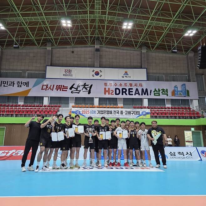 현일고 배구부가 2025 IBK기업은행배 전국중고배구대회에서 우승을 차지한 후 우승 트로피를 들고 기뻐하고 있다.  <현일고 제공>