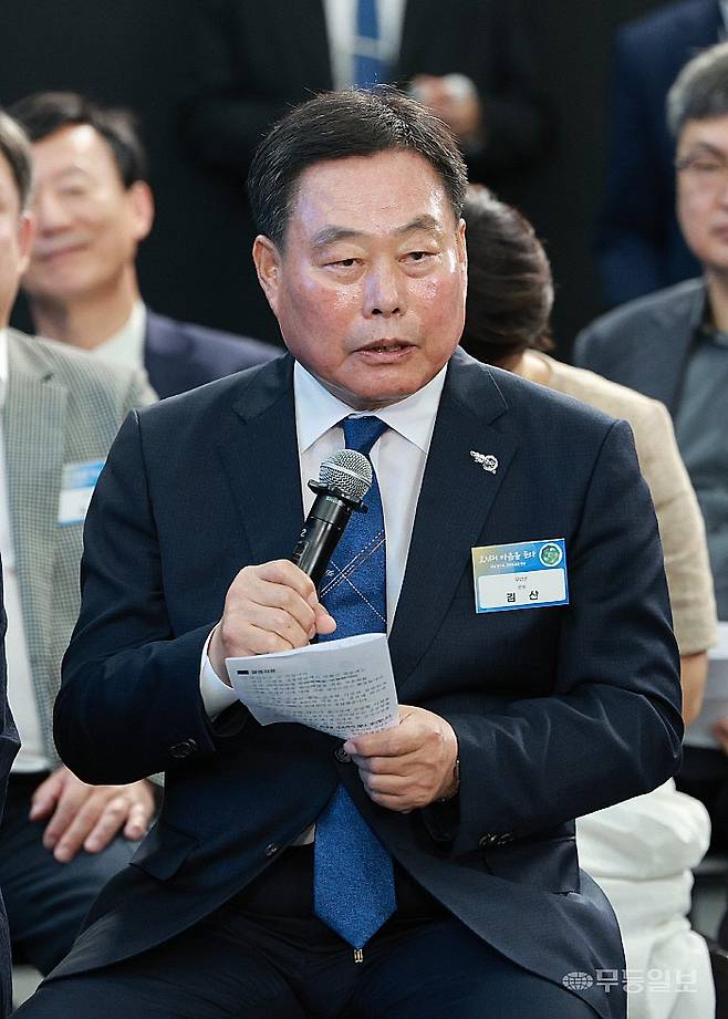 김산 전남 무안군수가 2025년 6월 25일 광주 국립 아시아문화전당에서 열린 이재명 대통령과의 광주시민, 전남도민 타운홀미팅에서 발언하고 있다. 뉴시스