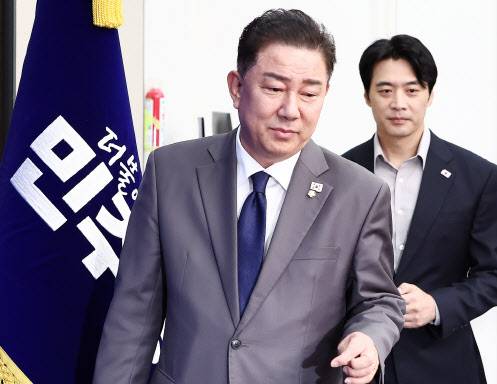 김병기 더불어민주당 당대표 직무대행 겸 원내대표가 16일 오전 국회에서 열린 최고위원회의에 입장하고 있다. (사진=뉴스1)