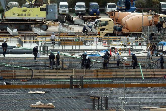 일본 건설 현장에서 외국인 근로자들이 일하고 있는 모습.(사진=AFP)