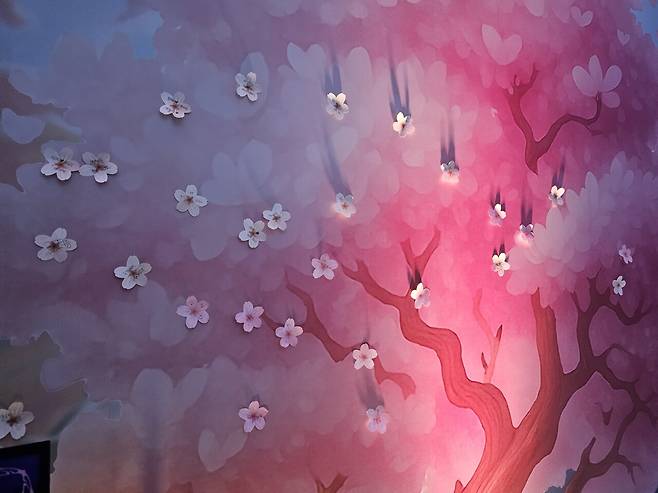 - 벽면에 걸려 있는 많은 유저들의 소원