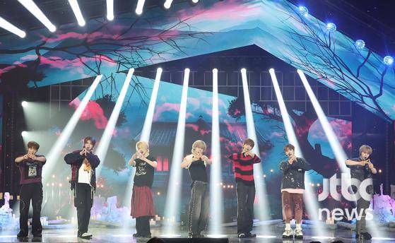 그룹 아크가 16일 오후 서울 SBS 프리즘센터에서 열린 미니 3집 '홉(HOPE)' 쇼케이스 무대에 올라 공연을 펼치고 있다. 박세완 엔터뉴스팀 기자 park.sewan@jtbc.co.kr