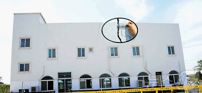 벽이 기울고 옥상층 균열이 발생한 전남 무안군 청계면 청운로 572에 자리한 2층짜리 건물. /뉴스1