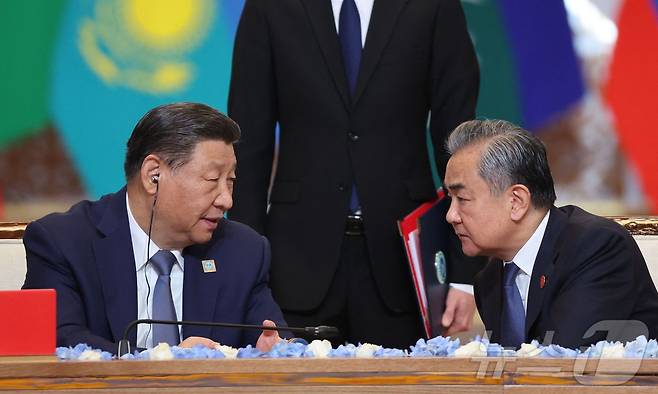 시진핑 중국 국가주석이 4일 (현지시간) 카자흐스탄 아스타나에서 열린 상하이 협력기구(SCO) 정상회의에 왕이 외교부장과 참석해 얘기를 하고 있다. 2024.07.05 ⓒ AFP=뉴스1 ⓒ News1 우동명 기자