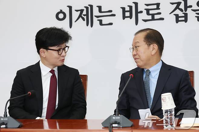 권영세 국민의힘 비상대책위원장과 한동훈 전 대표가 지난 4월 10일 오후 서울 여의도 국회에서 만나 대화하고 있는 모습. 2025.4.10/뉴스1 ⓒ News1 이광호 기자