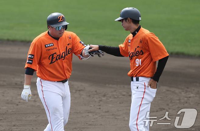 한화 안치홍이 25일 일본 오키나와 킨 야구장에서 열린 한화 이글스와 KIA 타이거즈 연습경기에서 안타를 친 뒤 기뻐하고 있다. 2025.2.25/뉴스1 ⓒ News1 허경 기자