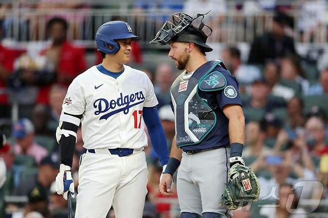 16일(한국시간) 열린 2025 메이저리그 올스타전에 출전한 오타니 쇼헤이(왼쪽)와 칼 롤리. ⓒ AFP=뉴스1