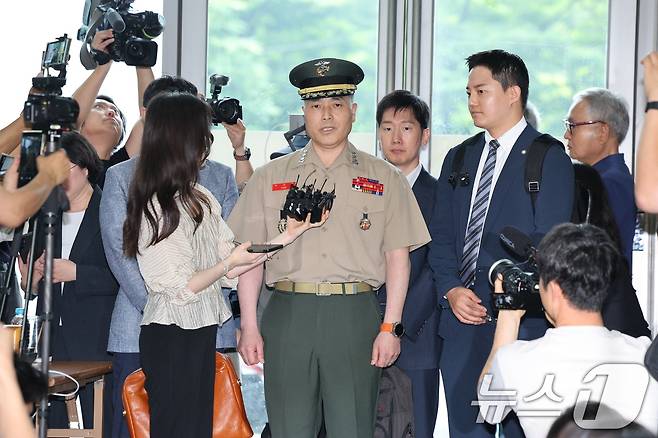 해병대 수사단장인 박정훈 대령이 16일 오후 서울 서초구 이명현 순직해병특검 사무실에 참고인 신분으로 조사를 받기위해 출석하고 있다. 2025.7.16/뉴스1 ⓒ News1 신웅수 기자