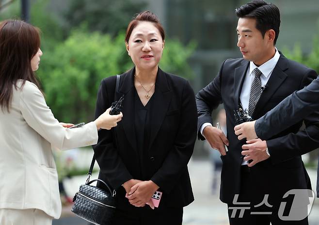 '명태균 게이트'를 최초 폭로한 전 미래한국연구소 부소장 강혜경 씨가 16일 오전 서울 종로구 KT광화문빌딩에 마련된 김건희 특검 사무실에서 참고인 조사를 받기 위해 출석하며 취재진 질문에 답하고 있다. 2025.7.16/뉴스1 ⓒ News1 오대일 기자