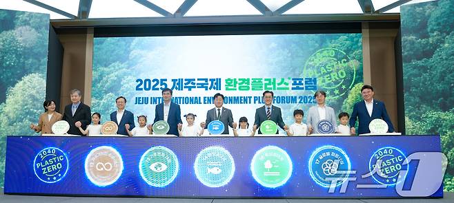 16일 제주 서귀포시 중문동 제주국제컨벤션센터에서 열리고 있는 2025 제주국제환경플러스포럼 개회식에서 주요 내빈들이 어린이들과 기념촬영을 하고 있다. (왼쪽부터)이선화 제주국제컨벤션센터 이사장, 윤태형 뉴스1 상무, 심민철 제주도교육청 부교육감, 배우 김석훈, 오영훈 제주도지사,임상준 한국환경공단 이사장, 강충룡 도의회 부의장이다.2025.7.16/뉴스1 ⓒ News1 고동명 기자