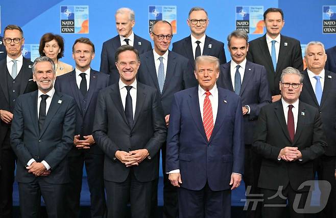 6월 25일(현지시간) 네덜란드 헤이그에서 열린 나토 정상회의에서 참가국 정상들이 단체 사진을 촬영하고 있다. 2025.06.25. ⓒ AFP=뉴스1 ⓒ News1 이지예 객원기자