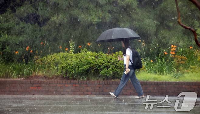 비가 내린 16일 전북 전주시 전북대학교 캠퍼스에서 우산을 쓴 시민들이 발걸음을 재촉하고 있다. 2025.7.16/뉴스1 ⓒ News1 유경석 기자
