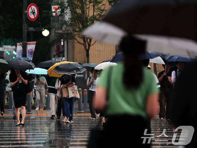비가 내린 16일 오후 서울 종로구 광화문광장에서 우산을 쓴 시민들이 퇴근길 발걸음을 재촉하고 있다. ⓒ News1 황기선 기자