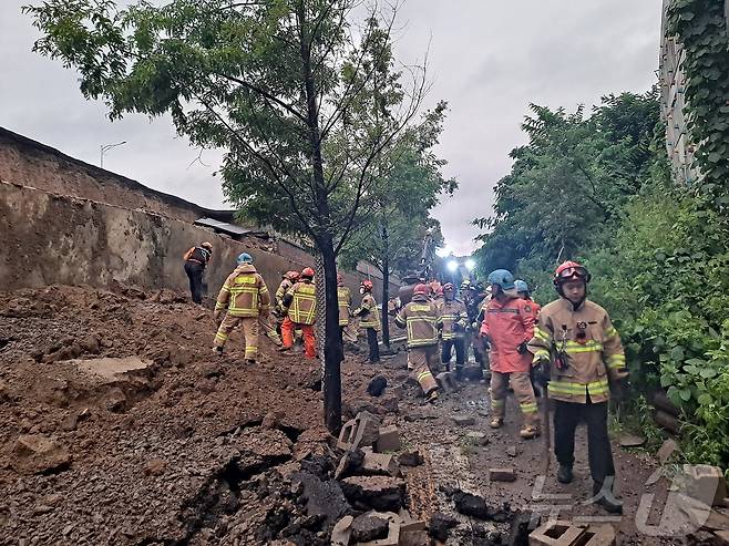 16일 오후 경기 오산시 가장교차로 고가도로 옹벽이 무너져 소방관들이 매몰된 차량 구조작업을 하고 있다. (경기도소방재난본부 제공. 재판매 및 DB 금지) 2025.7.16/뉴스1 ⓒ News1 김기현 기자