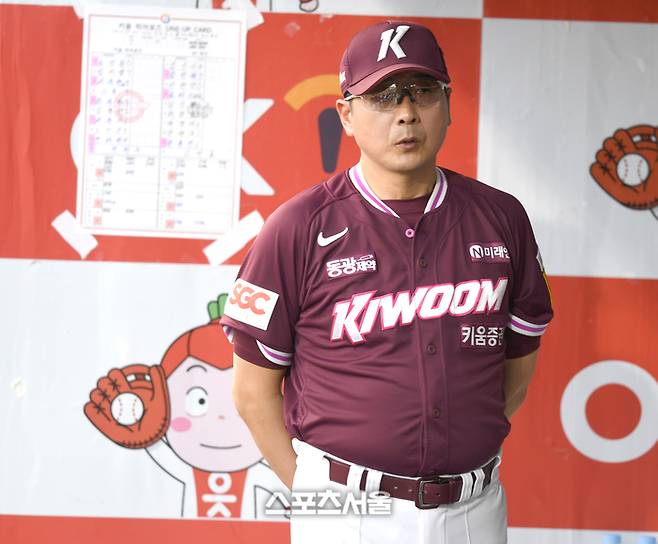키움 홍원기 감독이 3일 수원케이티위즈파크에서 열린 2025 KBO리그 KT와 경기 도중 코치들과 이야기를 하고 있다. 수원 | 최승섭기자 thunder@sportsseoul.com