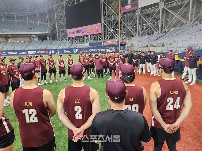 키움 설종진 감독대행(가운데)이 15일 고척스카이돔에서 진행된 훈련에 앞서 선수단에게 얘기하고 있다. 고척 | 김동영 기자 raining99@sportsseoul.com