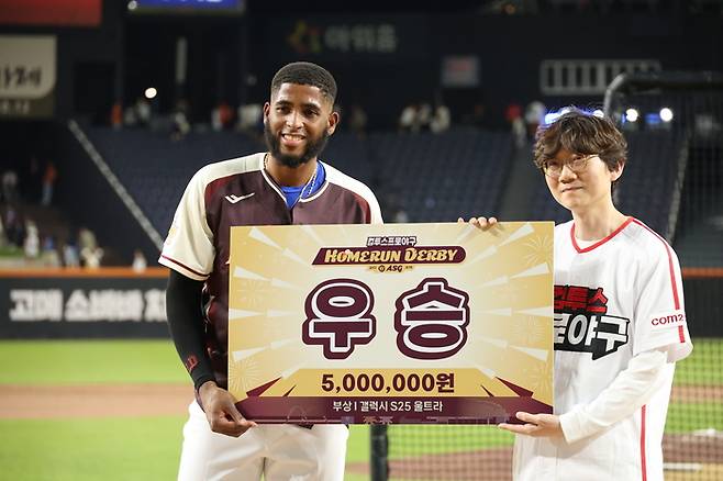 지난 11일 대전 한화생명볼파크에서 열린 2025 KBO 올스타 컴투스프로야구 홈런 더비에서 우승을 차지한 삼성 디아즈가 기념 촬영하고 있다. 사진 | 연합뉴스