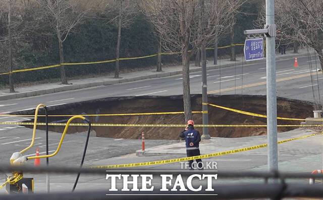 서울시 재난·안전 포털 서울안전누리에 공개된 '서울시 지반침하 발생현황 일일보고'에 따르면 올해 1월 1일부터 6월 30일까지 서울 전역에서 지반침하, 이른바 '싱크홀'이 총 72건 발생한 것으로 확인됐다. 사진은 서울 강동구 대명초등학교 인근 사거리에서 '싱크홀(땅꺼짐)'이 발생한 가운데, 25일 오전 현장이 통제돼 있는 모습. /이새롬 기자