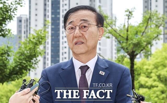 김윤덕 국토교통부 장관 후보자가 지난 15일 오전 경기 과천시 정부과천청사로 출근하며 취재진 질의에 답하고 있다. /뉴시스