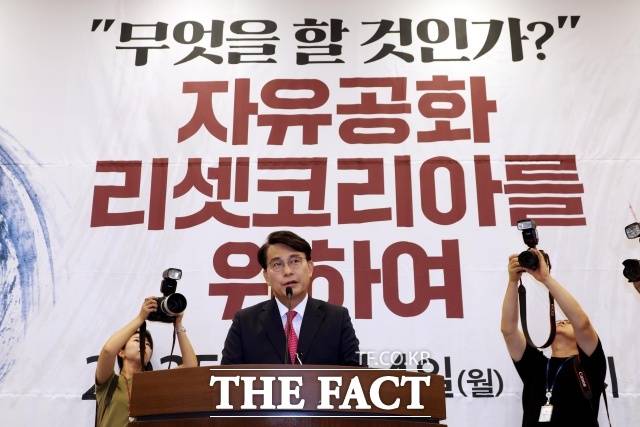 전당대회를 앞두고 국민의힘에 윤석열 전 대통령의 그림자가 또다시 드리우고 있다. 사진은 윤상현 국민의힘 의원이 14일 서울 여의도 국회에서 열린 '무엇을 할 것인가, 자유공화 리셋코리아를 위하여' 토론회에서 발언을 하고 있는 모습./뉴시스