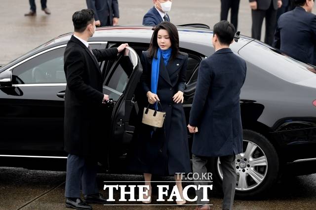 김건희 여사가 윤석열 대통령의 아랍에미리트(UAE)와 스위스 해외 순방 일정에 동행하기 위해 14일 오전 경기도 성남시 서울공항에서 출국하기 전 차에서 내리고 있다../더팩트 DB
