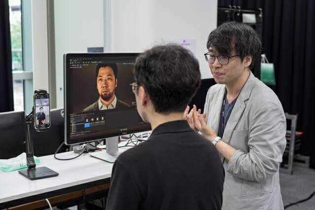 송재원 소장이 버츄얼 휴먼 시연에 대해 설명하고 있다. 스마트폰 카메라가 사람의 얼굴을 인식해 표정과 입모양 등의 변화를 가상 인물에 그대로 구현한다.
