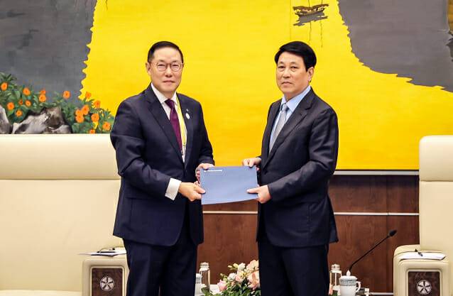조현상 HS효성 부회장(왼쪽)이 15일 베트남 하이퐁에서 르엉 끄엉 베트남 국가주석을 만나 APEC 공식 초청장을 전달했다. (사진=HS효성)