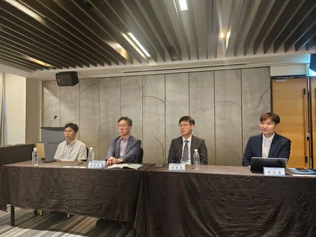 반도체공학회 기자간담회.(왼쪽부터) 남일구 부산대 전기컴퓨터공학부 교수, 이한호 인하대 정보통신공학과 교수, 신현철 반도체공학회장, 강석형 포항공대 전자전기공학과 교수.(사진=전화평 기자)