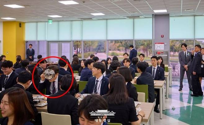 이재명 대통령이 14일 충북 진천 국가공무원인재개발원에서 70기 5급 신임관리자과정 교육생들을 대상으로 '국민주권시대, 공직자의 길'을 주제로 특강을 마친 뒤 참석자들과 오찬을 나누고 있다. 빨간 원이 이 대통령이다. 대통령실