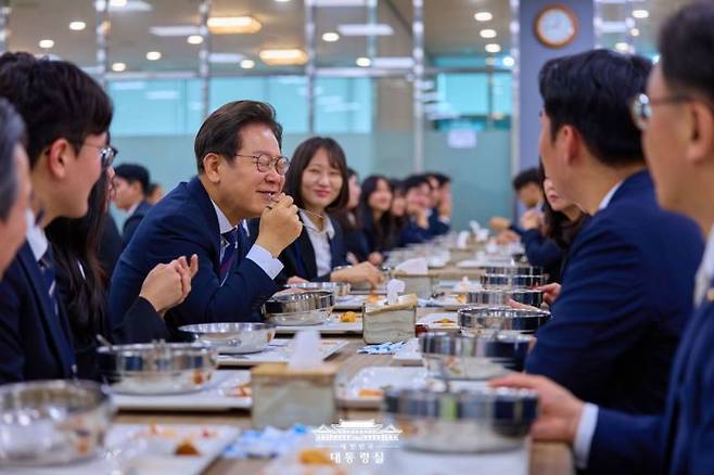 이재명 대통령이 14일 충북 진천 국가공무원인재개발원에서 70기 5급 신임관리자과정 교육생들을 대상으로 '국민주권시대, 공직자의 길'을 주제로 특강을 마친 뒤 참석자들과 오찬을 나누고 있다. 대통령실