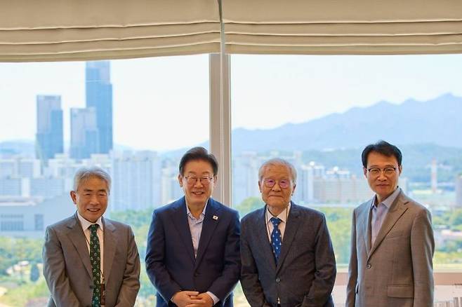 이재명 대통령이 지난 11일 서울 용산 대통령실 청사에서 언론인 오찬에 앞서 기념촬영을 하고 있다.  왼쪽부터 정규재 전 한국경제신문 주필, 이 대통령,  조갑제 '조갑제닷컴' 대표, 이규연 대통령실 홍보소통수석. 연합뉴스