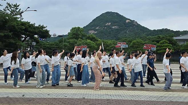 공무원연맹 조합원들이 공무원 처우개선과 임금 현실화를 요구하는 퍼포먼스를 벌이고 있다. 공무원연맹 제공.