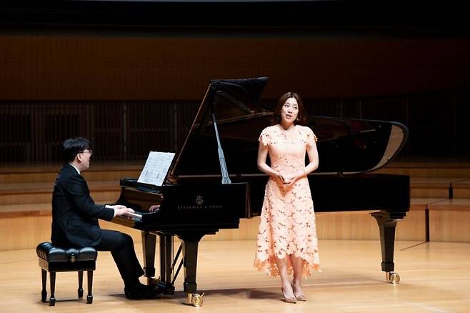 소프라노 황수미가 16일 롯데콘서트홀에서 열린 기자간담회에 앞서 푸치니 오페라 ‘제비’ 중 마그다의 아리아 '도레타의 아름다운 꿈'을 열창하고 있다.   [사진 제공= 롯데콘서트홀]