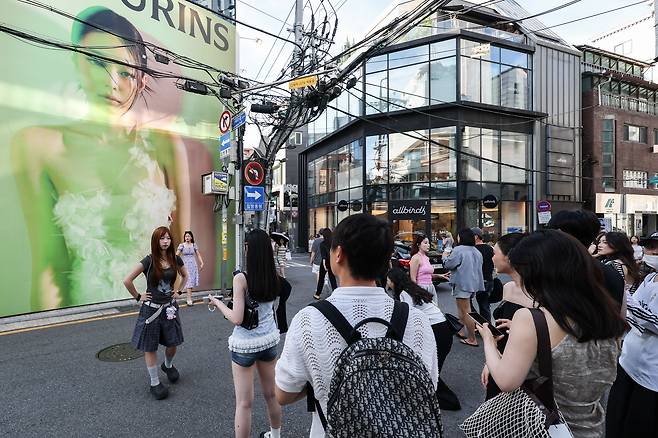 지난 12일 오후, 서울 강남구 신사동 가로수길. 향수 브랜드 탬버린즈 플래그십 스토어 외벽에 걸린 블랙핑크 제니의 대형 광고 앞에서 해외 관광객들이 사진을 남기고 있다. / 고운호 기자