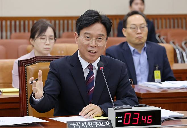 김영훈 고용노동부 장관 후보자가 16일 서울 여의도 국회 환경노동위원회에서 열린 인사청문회에서 의원 질의에 답변하고 있다. /남강호 기자