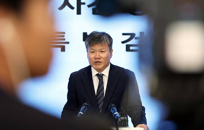윤석열 전 대통령 부인 김건희 여사와 관련한 각종 의혹 사건을 수사하는 민중기 특별검사팀 문홍주 특검보가 9일 오후 서울 종로구 KT광화문빌딩에서 정례 브리핑을 하고 있다. /뉴스1