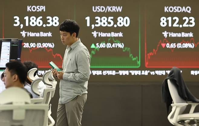 16일 서울 하나은행 본점 딜링룸에서 딜러들이 업무를 보고 있다. /연합뉴스