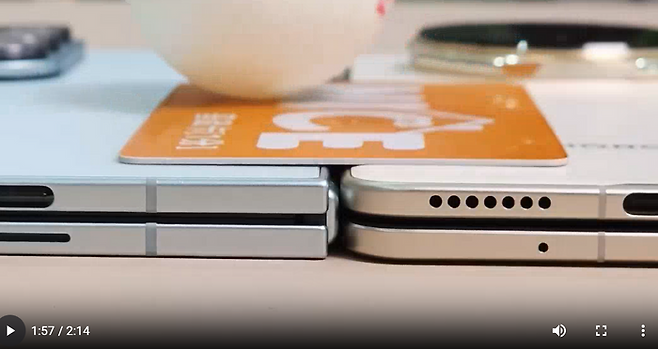 갤럭시 Z폴드7(좌)과 매직 V5(우)를 평평한 곳에 나란히 올려 놓고, 그 위에 얇은 카드를 올린 다음 탁구공을 굴린 실험 결과, 높은데서 낮은 방향(우측에서 좌측으로) 공이 굴러가고 있다. 그 결과 갤럭시 Z폴드7이 더 얇은 것으로 나타났다.ⓒ 유니버스아이스