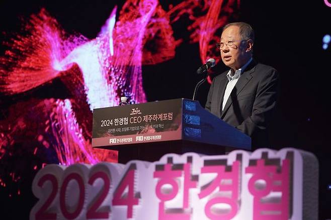 류진 한국경제인협회 회장이 지난 2024년 한경협 CEO 제주하계포럼에 참석해 인사말을 하고 있다.ⓒ한경협