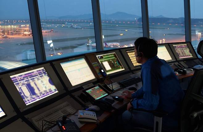인천국제공항 계류장 관제탑에서 관제사가 제1여객터미널에서 출발한 항공기의 지상 이동을 관제하고 있다. 인천국제공항공사 제공