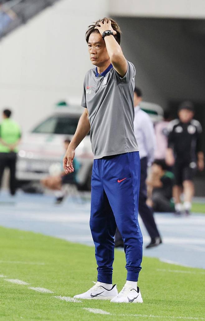 홍명보 한국 축구 국가대표팀 감독이 15일 열린 2025 동아시안컵 남자부 최종 3차전 일본전에서 답답한 듯 머리카락을 쓸어 넘기고 있다. 용인=뉴시스