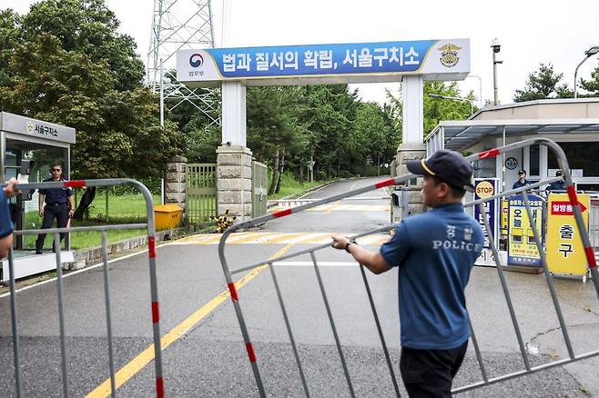 내란 특검 소환에 불응한 윤석열 전 대통령에 대한 강제 구인 절차에 돌입한 15일 오후 경기 의왕시 서울구치소에서 경찰이 울타리를 설치하고 있다.  2025.07.15 의왕=뉴시스