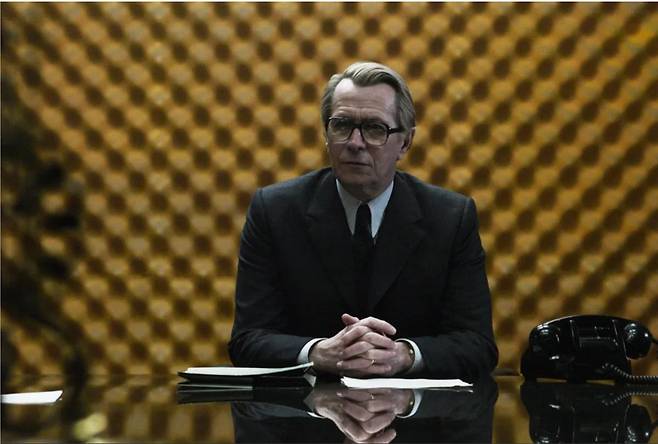MI6에 잠입한 이중 스파이를 적발하는 이야기를 그린 영화 ‘팅커 테일러 솔저 스파이’의 한 장면. 영화는 ‘케임브리지 오인방’ 사건을 모티브로 제작됐다. 화인픽쳐스