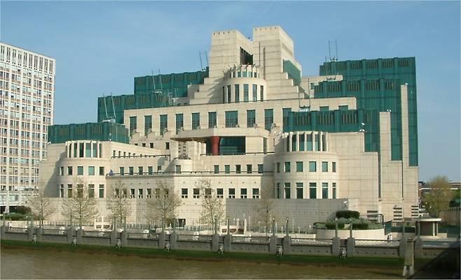 런던 템스강 남쪽에 자리 잡은 영국 비밀정보부(MI6) 본부. 해외 첩보 수집 활동을 벌이는 MI6는 국내 정보 및 방첩을 담당하는 국내정보국(MI5)과 더불어 영국의 양대 정보기관이다.      위키피디아