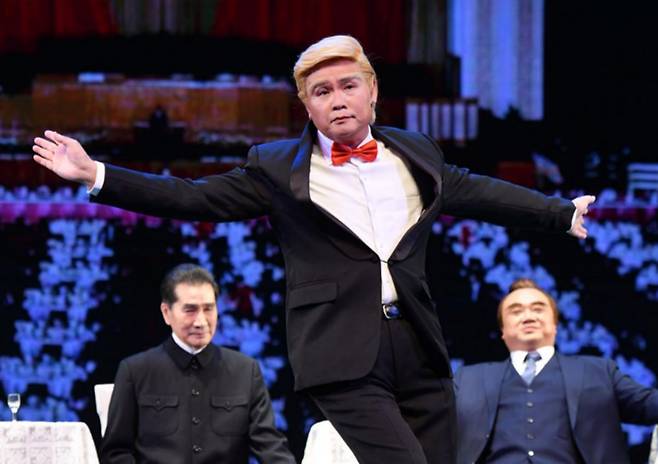 홍콩에서 미국 대통령 도널드 트럼프를 주인공으로 한 광동오페라 ‘쌍둥이 대통령’이 공연됐다. 무대에는 김정은과 그의 부인 리설주, 젤렌스키, 마오쩌둥, 링컨, 닉슨 등이 등장한다. 배우들은 전통 분장 대신 현대적인 연출로 젊은 관객의 큰 호응을 얻었다. (사진=유튜브 캡처.)