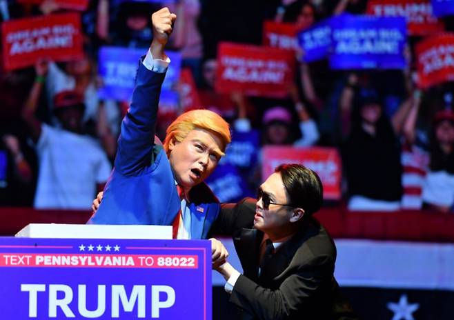 홍콩에서 미국 대통령 도널드 트럼프를 주인공으로 한 광동오페라 ‘쌍둥이 대통령’이 공연됐다. 무대에는 김정은과 그의 부인 리설주, 젤렌스키, 마오쩌둥, 링컨, 닉슨 등이 등장한다. 배우들은 전통 분장 대신 현대적인 연출로 젊은 관객의 큰 호응을 얻었다. (사진=유튜브 캡처.)