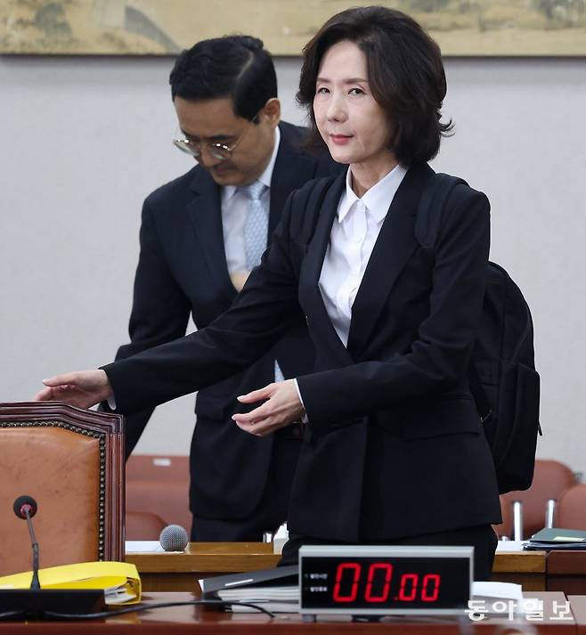 16일 이 후보자가 국회 교육위원회 인사청문회장에 도착해 자리로 향하고 있다. 장승윤 기자 tomato99@donga.com