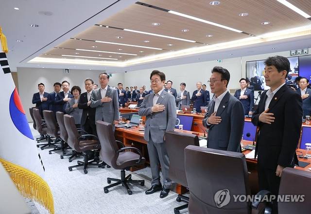 이재명 대통령이 15일 서울 용산 대통령실 청사에서 열린 국무회의에서 국기에 경례를 하고 있다. [연합뉴스]
